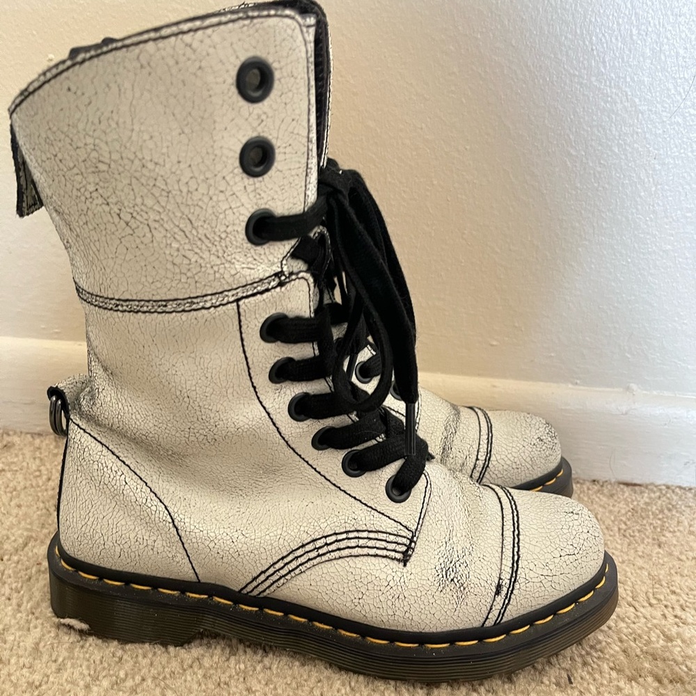 Dr Martens Aimilitia crackle white combat boot